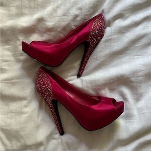 Steve Madden Magenta Bedazzled Open
Toe Pumps